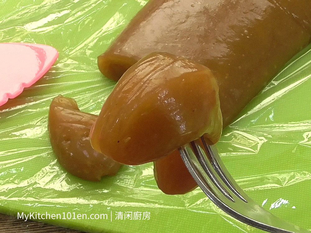 Kuih Dodol Durian (Chewy and Sweet Glutinous Rice Durian 