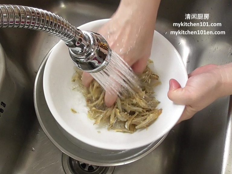 Crispy DeepFried Dried Anchovies (Ikan Bilis)