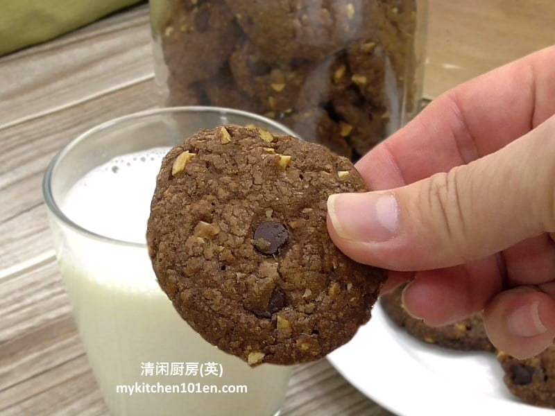 hazelnut-chocolate-chip-cookies-mykitchen101en-feature