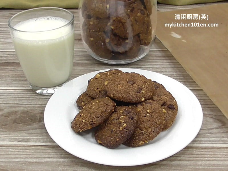 hazelnut-chocolate-chip-cookies-mykitchen101en-feature2