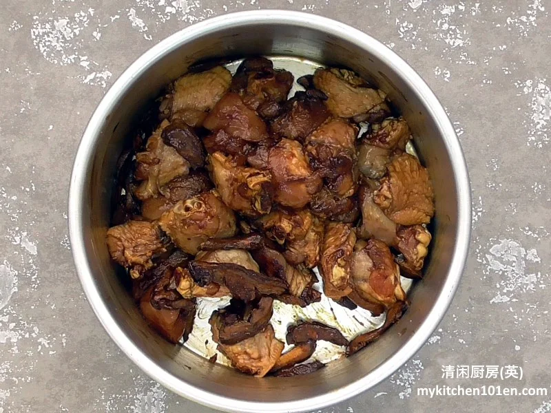 The Best Clay Pot Chicken Rice (鸡肉煲仔饭) - Omnivore's Cookbook