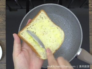 Scrambled Eggs with Garlic Bread