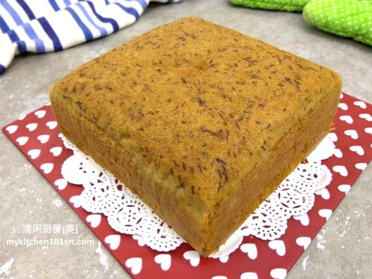 Soft Fluffy Steamed Banana Cupcakes