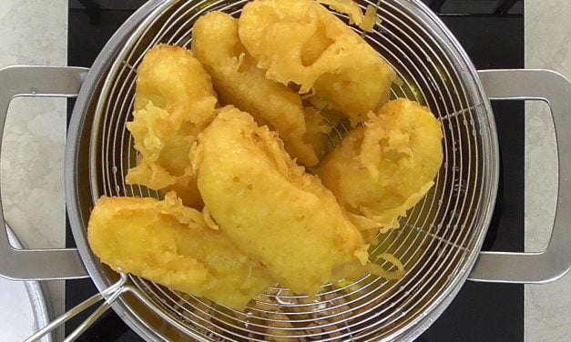 Crispy Deep-Fried Banana Fritters (Pisang Goreng)