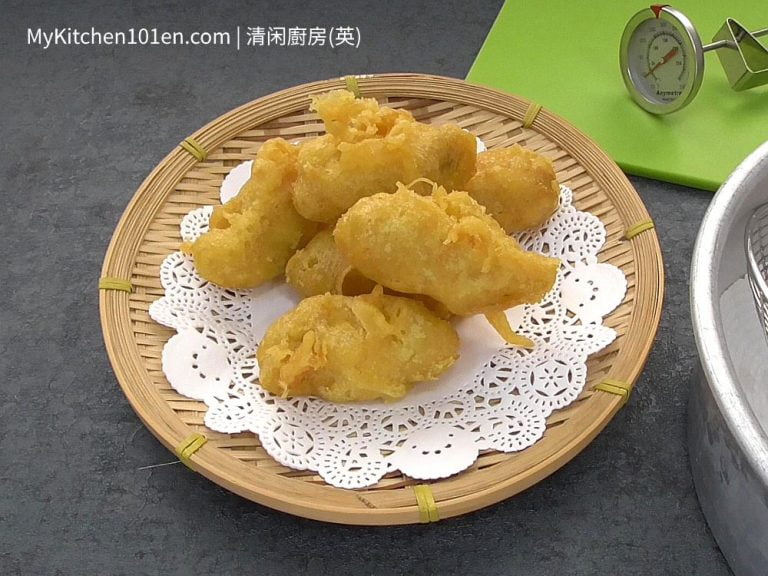 Easy Crispy DeepFried Banana Fritters (Pisang Goreng)
