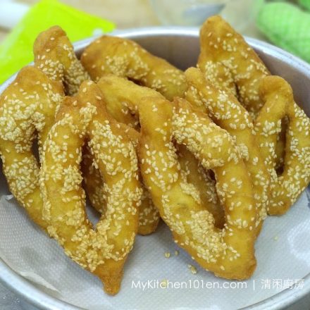 Traditional Horseshoe Fritters (Ox-tongue Pastry)