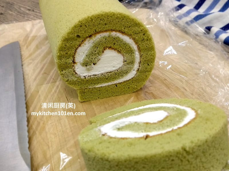 Matcha Swiss Roll Cake (Japanese Green Tea Swiss Roll) 