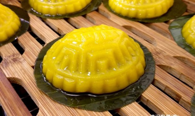 Delicious Golden Pumpkin Angku Kuih (Purple Sweet Potato Paste Angku)