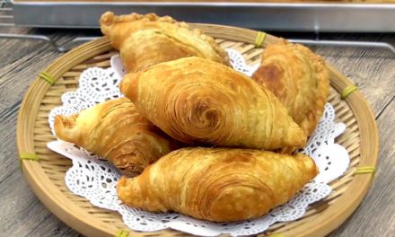 Delicious Spiral Curry Puff (Karipap Pusing): Deep-Fried or Baked