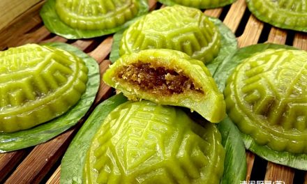 Soft Chewy Southeast Asian flavour Pandan Angku Kuih (Gula Melaka Coconut Angku)