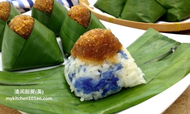 Pulut Inti (Steamed Glutinous Rice with Gula Melaka Coconut Topping)
