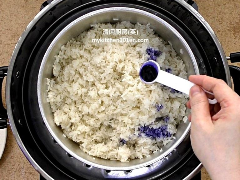 Pulut Inti (Steamed Glutinous Rice with Gula Melaka Coconut Topping ...