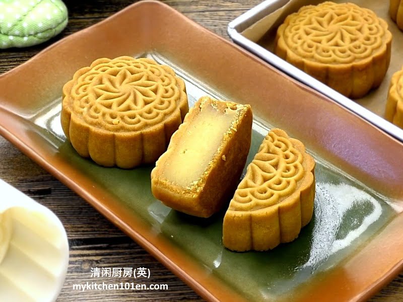 Homemade Durian Mung Bean Paste Mooncakes