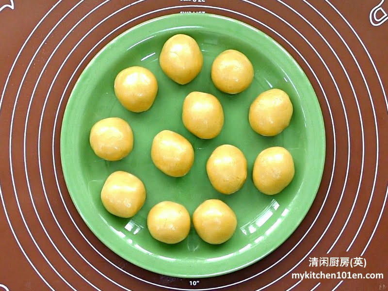 Homemade Durian Mung Bean Paste Mooncakes