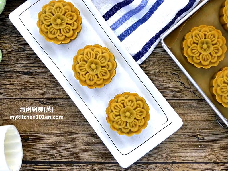 Low-Sugar Pandan Paste Cheese Custard Traditional Mooncake 