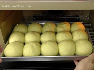 Pandan Sweet Bread (Dinner Rolls)