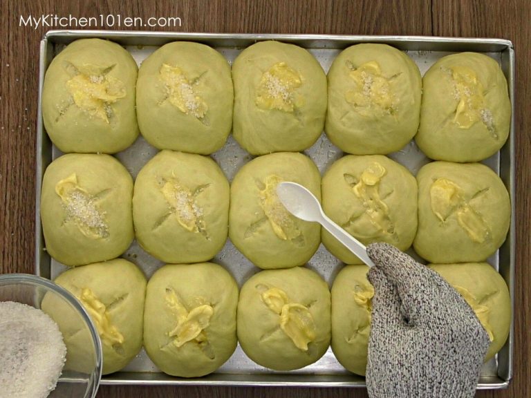 Soft and Fluffy Pandan Sweet Bread (Dinner Rolls) with Bread Machine