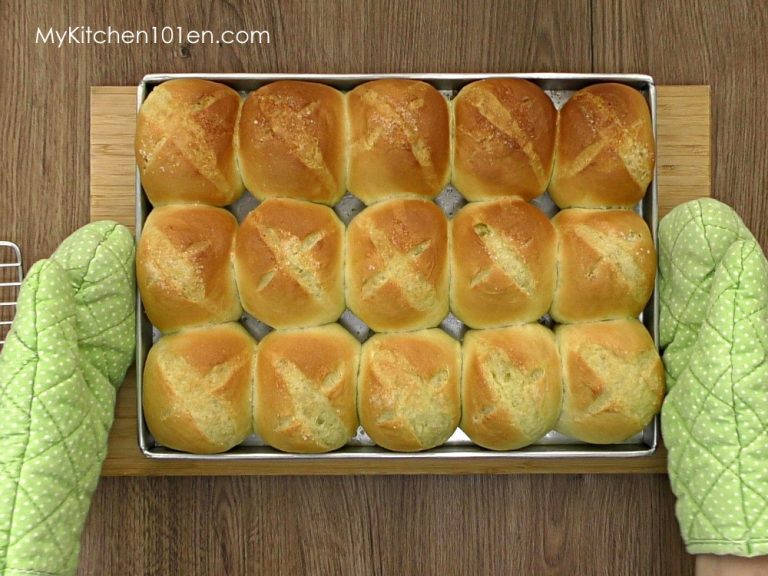 Soft and Fluffy Pandan Sweet Bread (Dinner Rolls) with Bread Machine