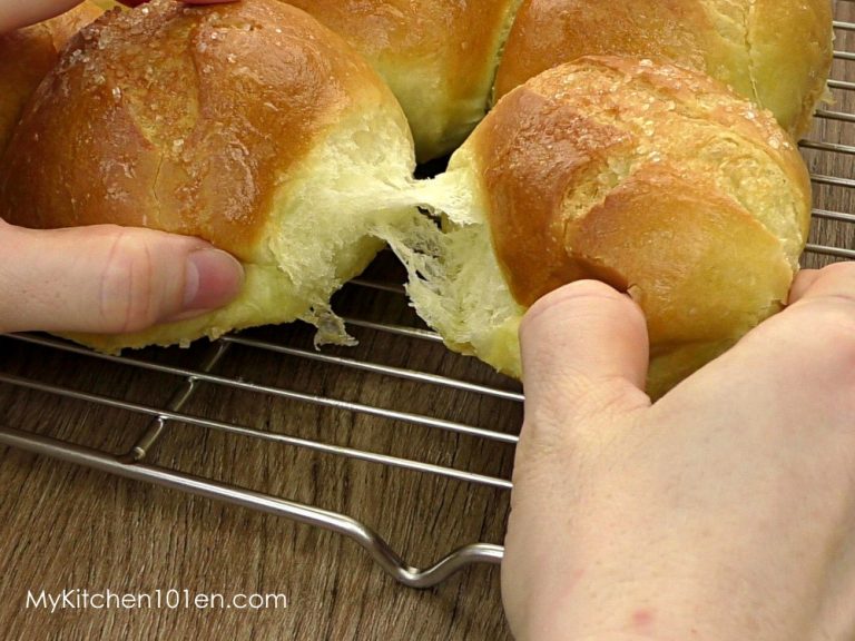 Soft and Fluffy Pandan Sweet Bread (Dinner Rolls) with Bread Machine