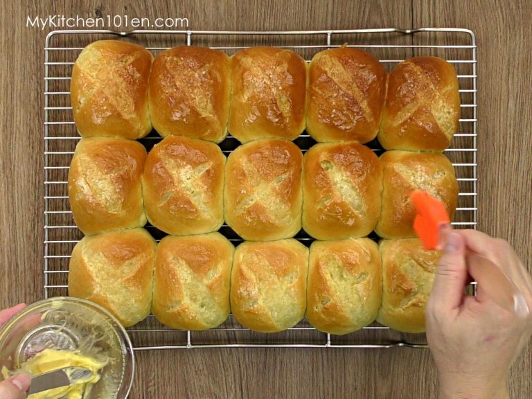 Soft and Fluffy Pandan Sweet Bread (Dinner Rolls) with Bread Machine
