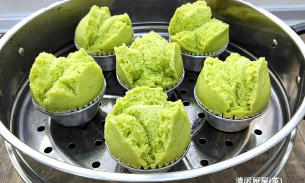 Beautiful Smiley Pandan Egg Sponge Cakes/ Pandan Egg Sponge Huat Kuih