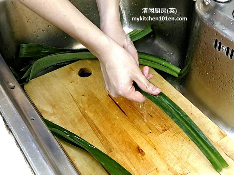 How to Extract Pandan Juice / Easy Pandan Extract