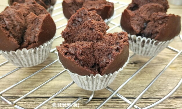 Rich Smiley Steamed Chocolate Cakes/Chocolate Egg Sponge Cakes-with Chocolate Chips