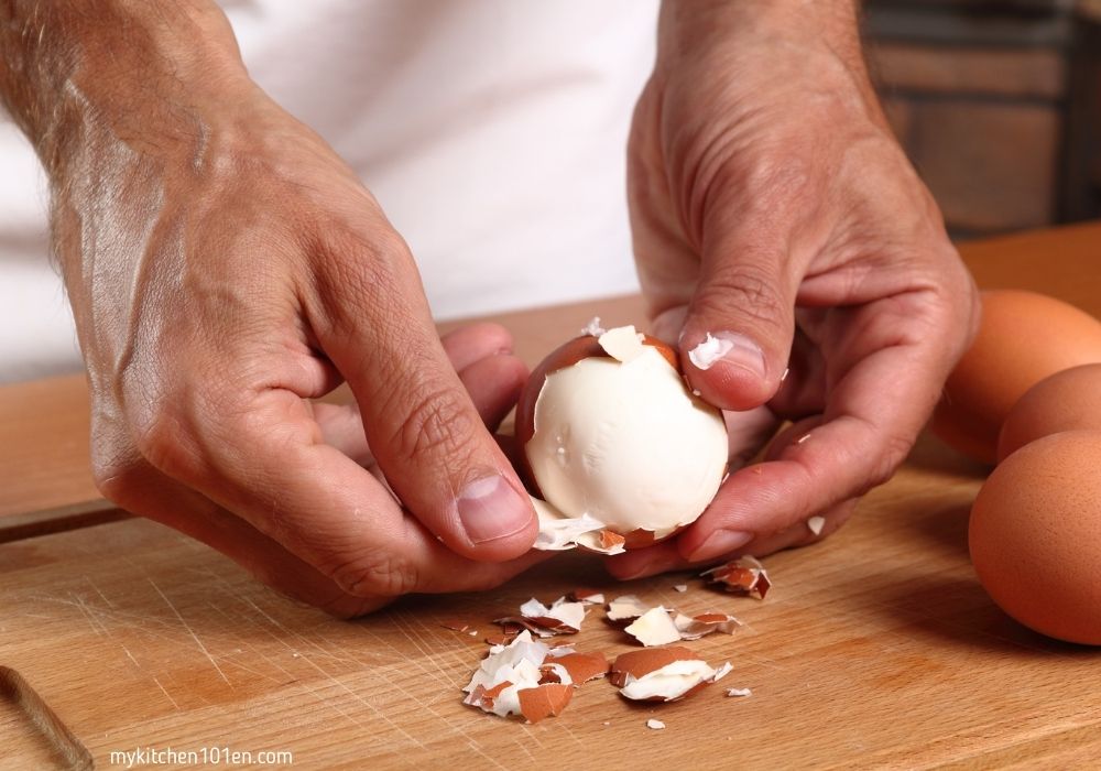 Peeling hard boil egg
