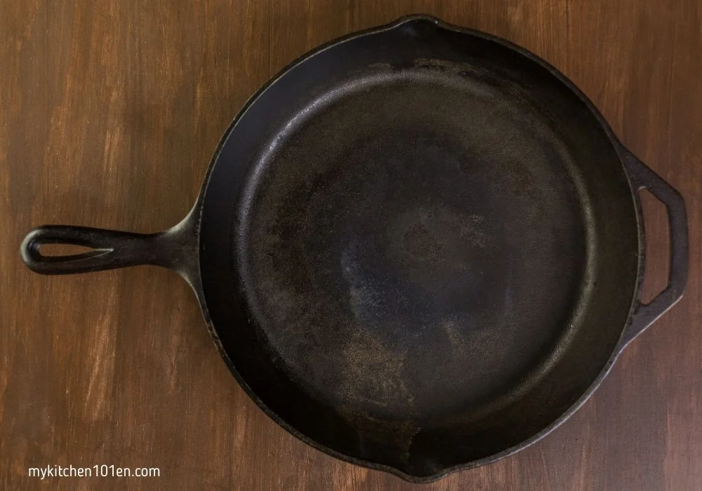 https://mykitchen101en.com/wp-content/uploads/2023/06/cast-iron-skillet.jpg.webp