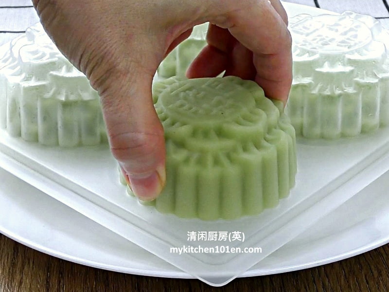Pandan jelly mooncake