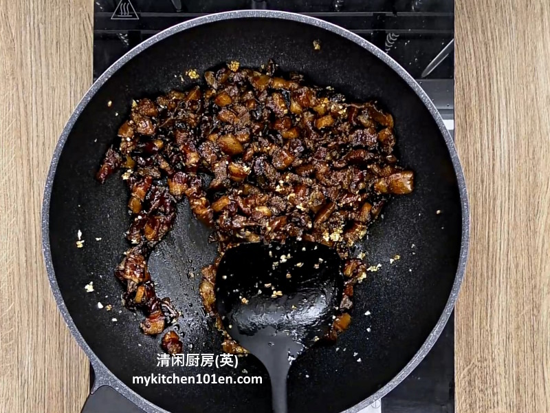 Simple Home-Cooked Dish: Stir-Fry Dark Soy Sauce Pork Belly