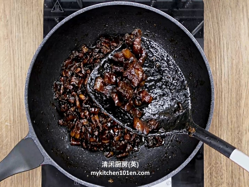 Simple Home-Cooked Dish: Stir-Fry Dark Soy Sauce Pork Belly